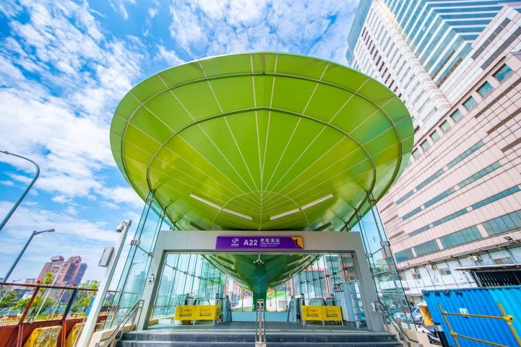 中壢大同新生路口街道廣場改造計畫,於今年正式動工。以打造宜居城市為目標,配合 2026 台灣設計展,將設計美學延伸至各個角落。屆時,將串連一旁的桃園機捷「老街溪站」,提升當地居民使用的便利性之餘,也與中壢車站形成完整的交通網絡。