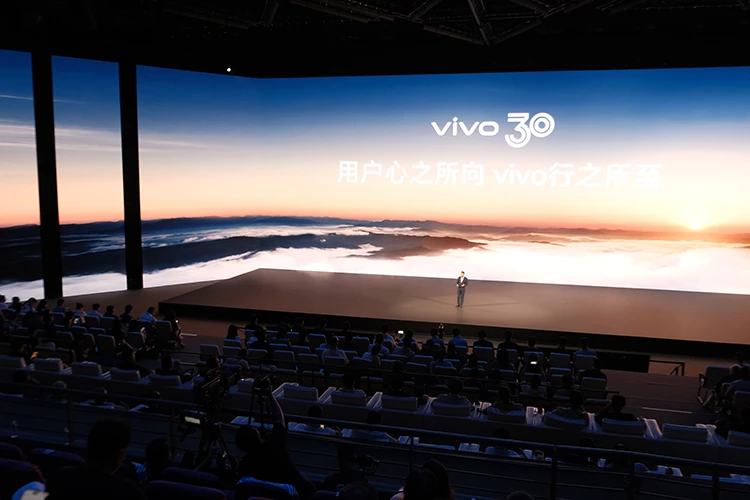 日前vivo在位於深圳的總部進行發表會,執行副總裁暨營運長胡柏山上台致詞。