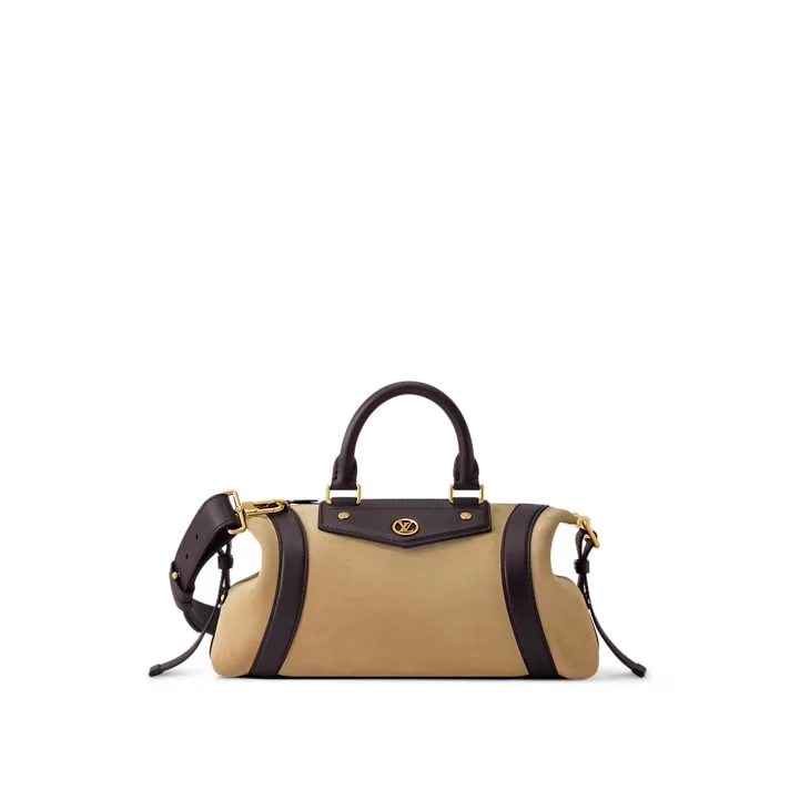 「LV Biker PM」是我們認為本季帥氣度最高的包款，包身拿掉了 monogram 的裝飾，以全皮質的方式呈現，搭配上精巧的曲線設計，讓其包袋不用太多 logo 就很吸睛。