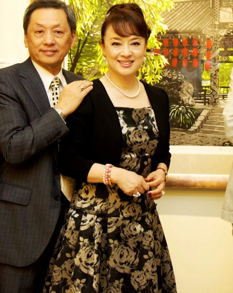 若要談論熟齡女性的減齡穿搭天花板,優雅了一輩子的翁倩玉,絕對是最佳範本。觀察她出席金馬獎、個人畫展…等盛會造型,可以發現她完美掌握了「平口長洋裝+小外套」的黃金公式。透過一件工藝考究、帶有細緻刺繡或立體設計感的平口長洋裝,外搭質地素雅的小外套,不僅能視覺化拉高腰線、讓比例顯得修長俐落,更能藉由長裙的延展性展現從容的氣場。
