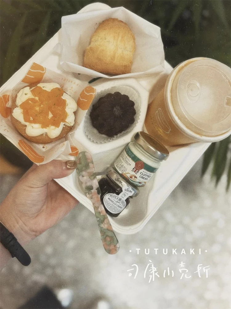 TUTUKAKI司康小売所品牌堅持選用法國奶油、日本麵粉與台灣小農鮮奶,打造外酥內鬆、層次分明的扎實口感。