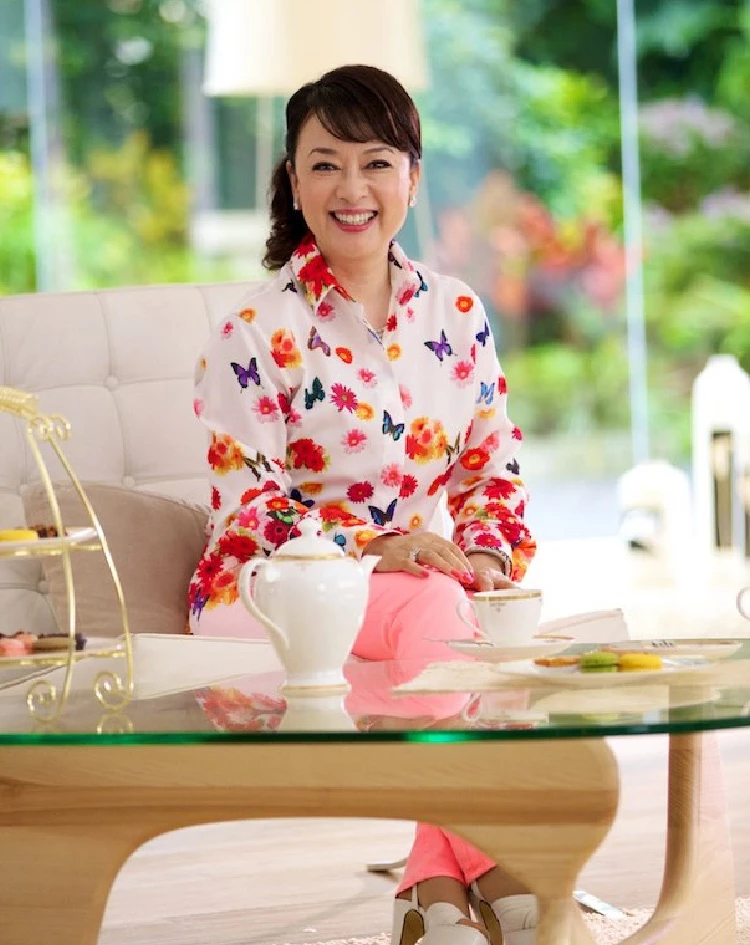選擇亮麗的顏色,不僅能反射周圍光線、提亮整體氣色,也能讓人看起來更加年輕有精神。就像翁倩玉在日常與幕前穿搭中常運用的技巧,她會巧妙利用亮色單品增添活力感,而非全身一味張揚。