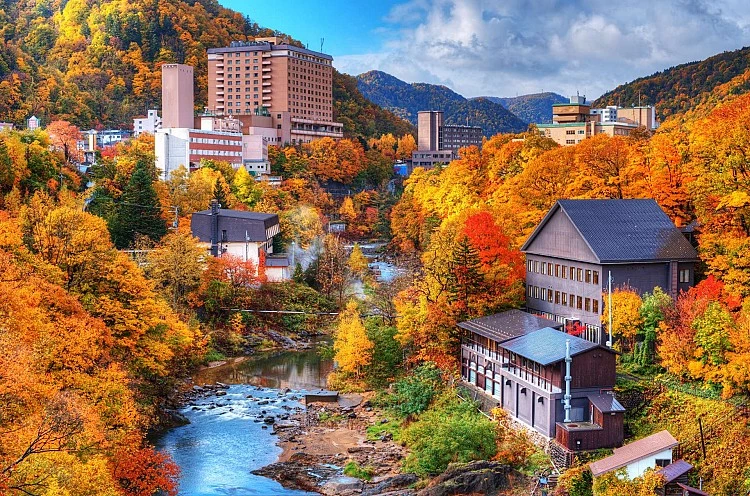 位於札幌南區山谷間的定山溪，是北海道最能代表秋日詩意的溫泉鄉。