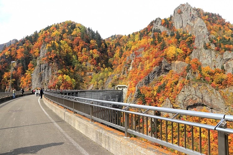 位於札幌市南區的「豐平峽水壩」，是定山溪溫泉更深處的一處秘境。