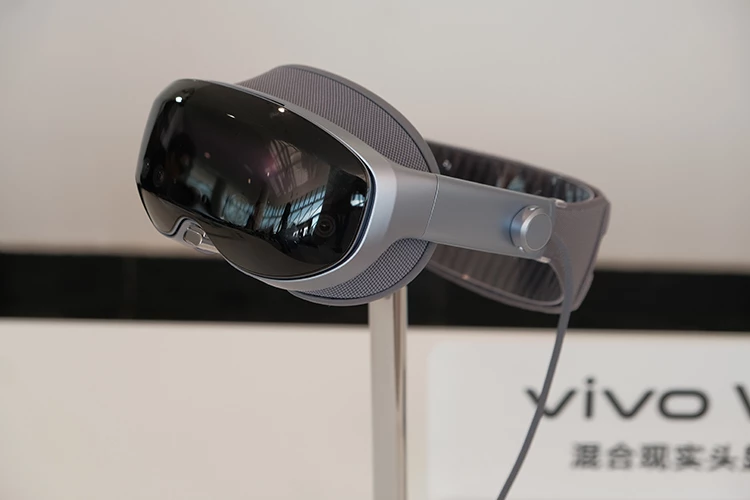 「vivo Vision」混合實境頭戴裝置探索版,重量僅398克,高8.3公分、厚4公分,比同類產品輕近一半,整體尺寸更縮小26%。