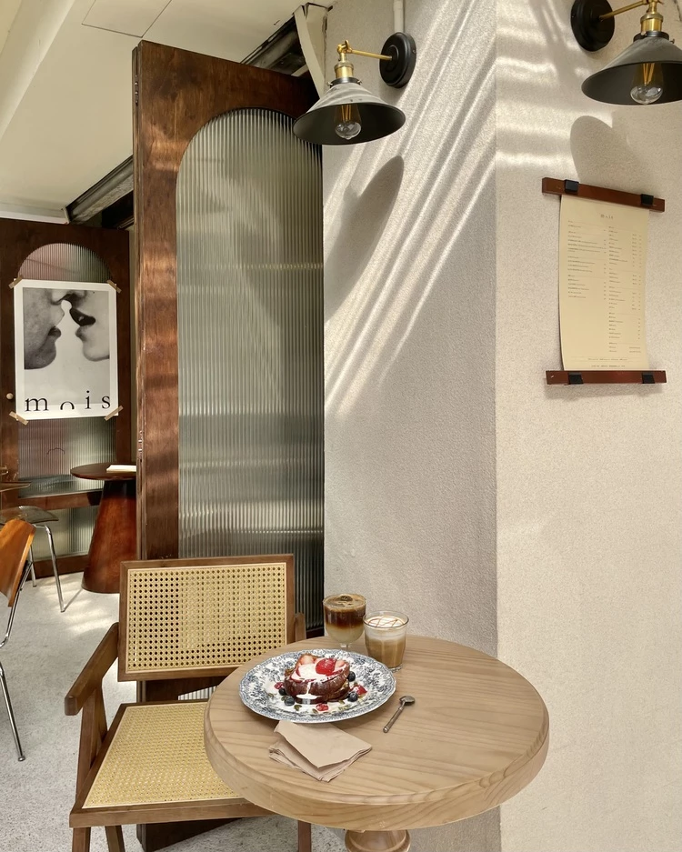 家位在大安路巷弄的「Mois cafe」,一開幕就因為宛如巴黎的半戶外絕美用餐環境而立刻在全網爆紅。