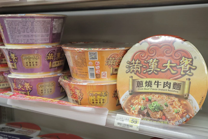 「肉多、料實在」依舊是最能打動味蕾的關鍵字,分別有三款豪華系代表穩坐前十。「滿漢大餐蔥燒牛肉麵」靠著大塊厚實的牛肉、蔥燒紅燒湯頭與Q彈麵體多年穩居前三。