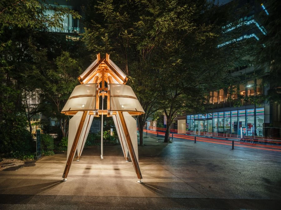 范承宗以台灣傳統工藝為起點,將東京天祖神社周邊建築的集合輪廓,凝聚成充滿時代與空間詩意的新作。在《六本木帆城》中,他將天祖神社、國立新美術館、三得利美術館、東京中城、21_21 Design Sight、森大廈、住友不動產六本木 Grand 大廈,以及六本木交叉點等著名建築的造型輪廓,進行解構、混合與重組,打造出一座富有儀式感的木構裝置。