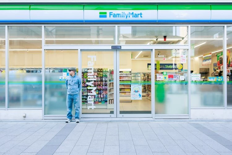 「全家便利商店」作為全日本市佔率最高的超商，近年來早已不再只提供簡單的餐食、日用品等服務。自 2021 年開始，全家便利商店積極拓展日常服裝領域