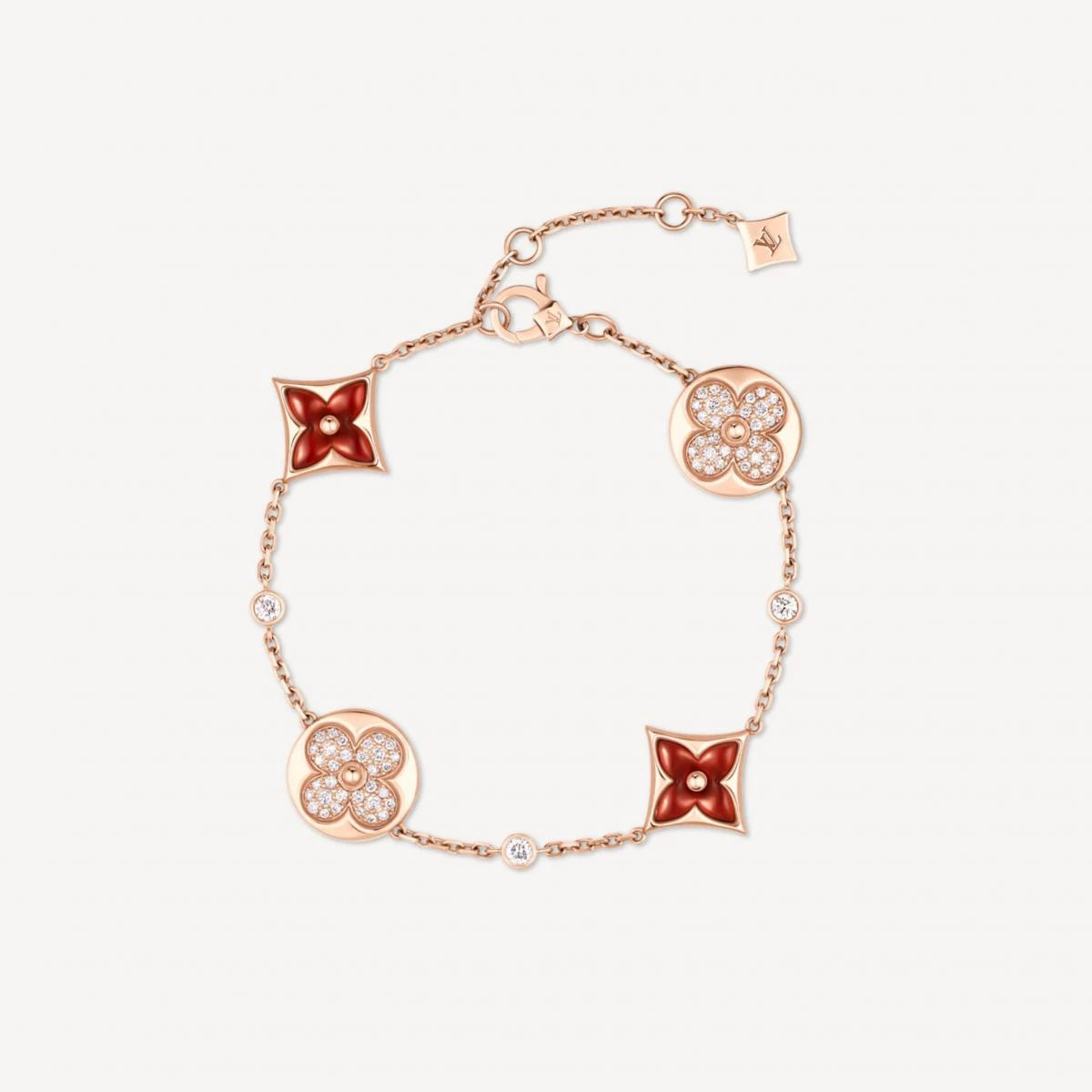 LV 的 Color Blossom BB Multi-Pattern 手鍊,從品牌經典的 Monogram 花卉圖案出發,將圖騰語彙轉化為更細膩、貼近日常的高級珠寶形式。18K玫瑰金鍊帶上排列四朵花形元素,紅玉髓與鑽石交錯鑲嵌,讓紅色不再只是視覺焦點,而是節奏分明地融入整體設計之中。紅玉髓色澤溫潤,搭配鑽石光澤,使作品在喜氣之外仍保有優雅層次。每顆寶石皆經手工拋光處理,展現品牌在細節上的講究。這款手鍊不以強烈符號宣示節慶,而是以色彩與圖騰傳遞祝福寓意,適合在新的一年作為日常佩戴的幸運標記。