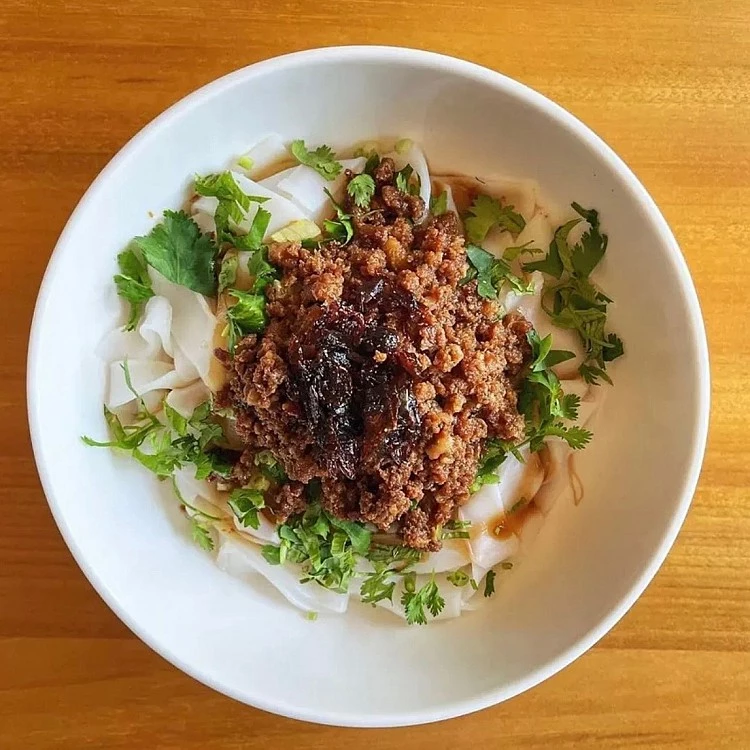 春嬌粄條菜單以客家米食與家常菜為主，其中由純米製成的招牌粄條可以說是每桌必點。