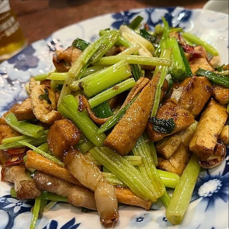 鴻金食堂的食材大多與附近小農合作，依據季節製作不同菜餚，必點熱騰上桌的客家小炒，保有醬香與鑊氣，非常開胃下飯。