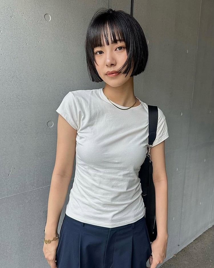 黑色齊短髮推薦5：學生感齊瀏海