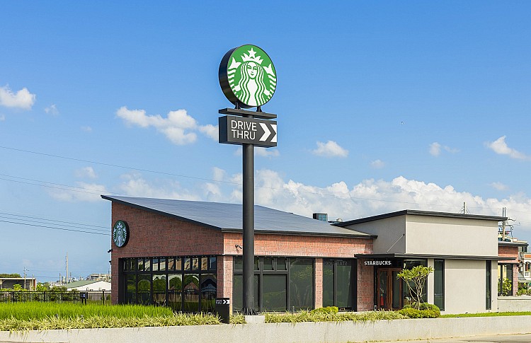 星巴克在設計語彙上不走浮誇，而選擇深耕地方意象：牆面以紅磚與石灰泥交融，屋頂線條縱橫交錯，如同田間步道的視覺節奏。