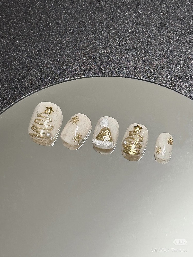 聖誕光療美甲推薦7:石紋x金色聖誕樹