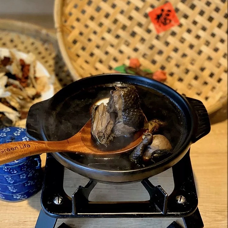 首烏廚 EAT 隱身在巷弄內，主要提供少油少鹽的客家家常料理，招牌必點為首烏帝王雞湯，以超過 30 種的藥草經過熬煮 8 小時，再加入當日的溫體烏骨雞，喝起來溫潤清香、暖心又暖胃。