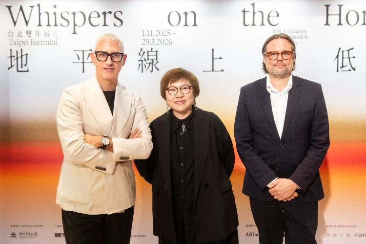 2025台北雙年展策展人山姆.巴塔維爾與提爾.法爾拉特(左與右)、臺北市立美術館館長駱麗真。臺北市立美術館提供