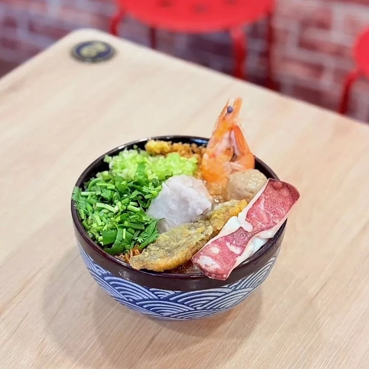 東門米粉攤位於東門市場內，尤其是招牌海鮮芋頭米粉湯配料十分豐富，包含炸過的鱸魚片、虱目魚丸、鮮蝦，還有每日現做的蛋酥和入口即化的芋頭，整碗吃下給你一整天的元氣與好心情。