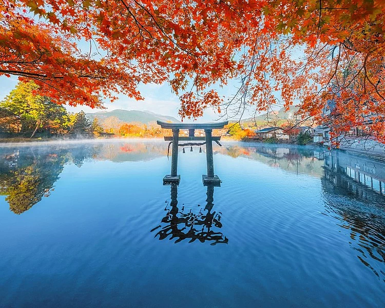 位於大分縣由布院町的「金鱗湖」，是湯布院最具代表性的自然地標。