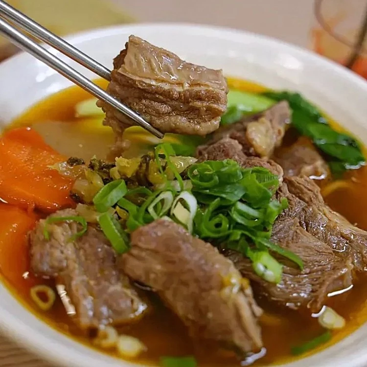 九添福牛肉麵館的紅燒牛肉麵湯底有別於常見做法，不添加豆瓣醬，而是以牛腩配以醬油和大量蔬果燉煮，使湯頭帶自然香甜與牛肉清香。
