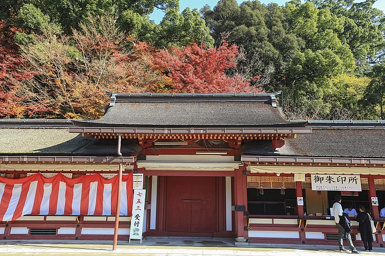 福岡縣太宰府市的「太宰府天滿宮」，是日本全國約一萬兩千座天滿宮的總本宮，主祀學問與文化之神──菅原道真。