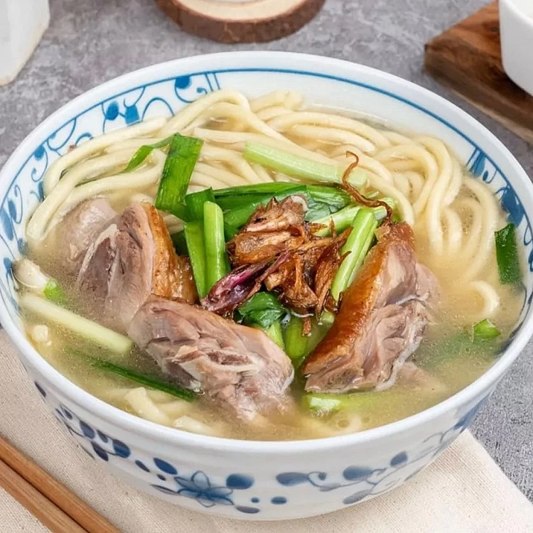 在地飄香三十多年的原味鴨肉麵，以鴨肉料理遠近馳名，不論是鴨肉飯、鴨肉炒麵與米粉，都深受食客歡迎。