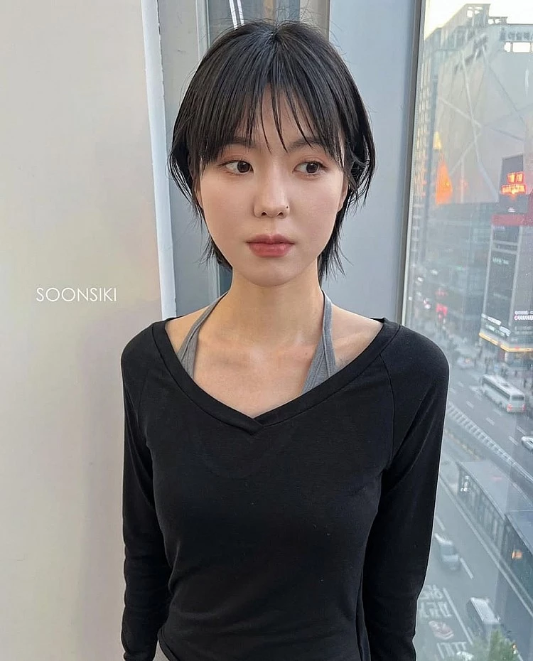 韓國短髮造型推薦18：輕薄撩耳後層次剪