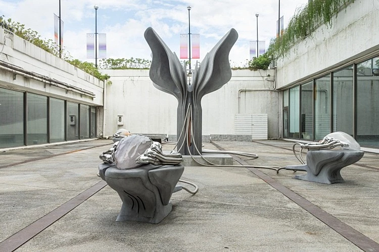 伊凡娜・巴希奇(1986年生於貝爾格勒)作品《氣動激情》(2020–2024)和《靈變》(2025)將呼吸的動作轉化為雕塑形式,以特定節奏敲擊的石頭、玻璃容器與其中的霧氣,模擬肺部呼吸的運動,體現對昇華的渴望。