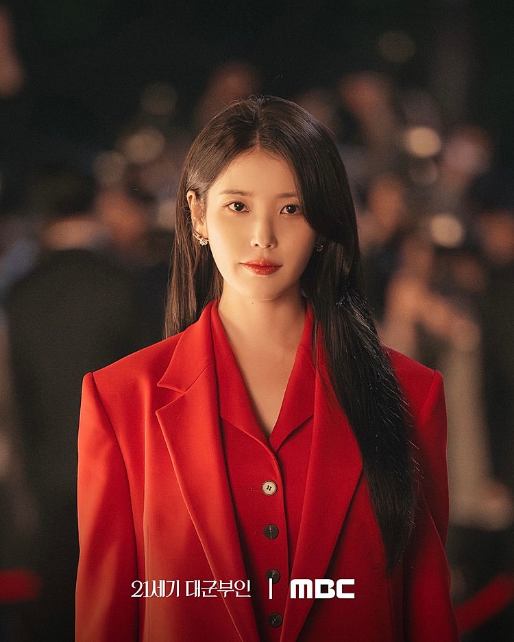 IU 李知恩這次在《21 世紀大君夫人》飾演排名第一的財閥家族二女兒成熙珠，即使因為自己的平民身份決定與皇帝的二兒子李安大君結婚，而讓她人生產生莫大的轉折...光看釋出的劇照，就能期待 IU 在繼《德魯納酒店》後，又將為大家帶來一場接一場的時尚服裝秀了。