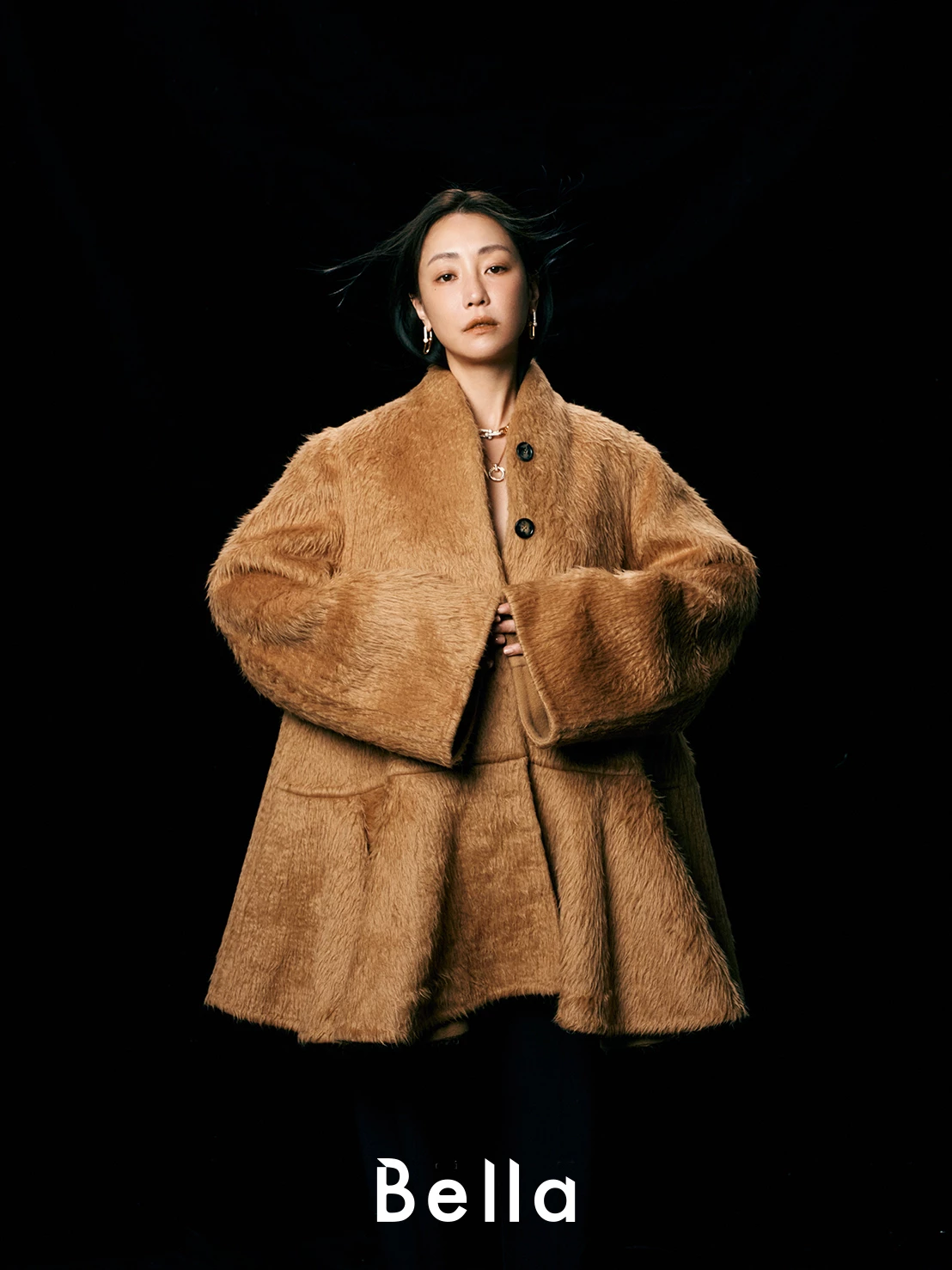 駝色羊毛外套,Loewe;「HardWear」系列玫瑰金鑲鑽耳環及同系列項鍊、「T1」系列玫瑰金密鑲鑽石圓形墜鏈,all by Tiffany & Co.。