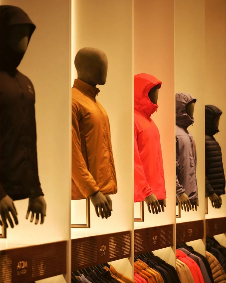 創立於 1989 年的加拿大戶外品牌「始祖鳥」Arc’teryx,一直致力於打造高機能戶外運動用品。然而,自從 2019 年與母公司亞瑪芬體育一同被中國安踏體育併購後,品牌積極拓展版圖。近日,與藝術家蔡國強合作,在西藏喜馬拉雅山脈實施的「昇龍」煙火藝術計畫引發爭議。品牌隨即發出正式道歉聲明,強調將進行檢討與改善。但這場「煙火一炸」,也炸裂了不少消費者對品牌的信念。