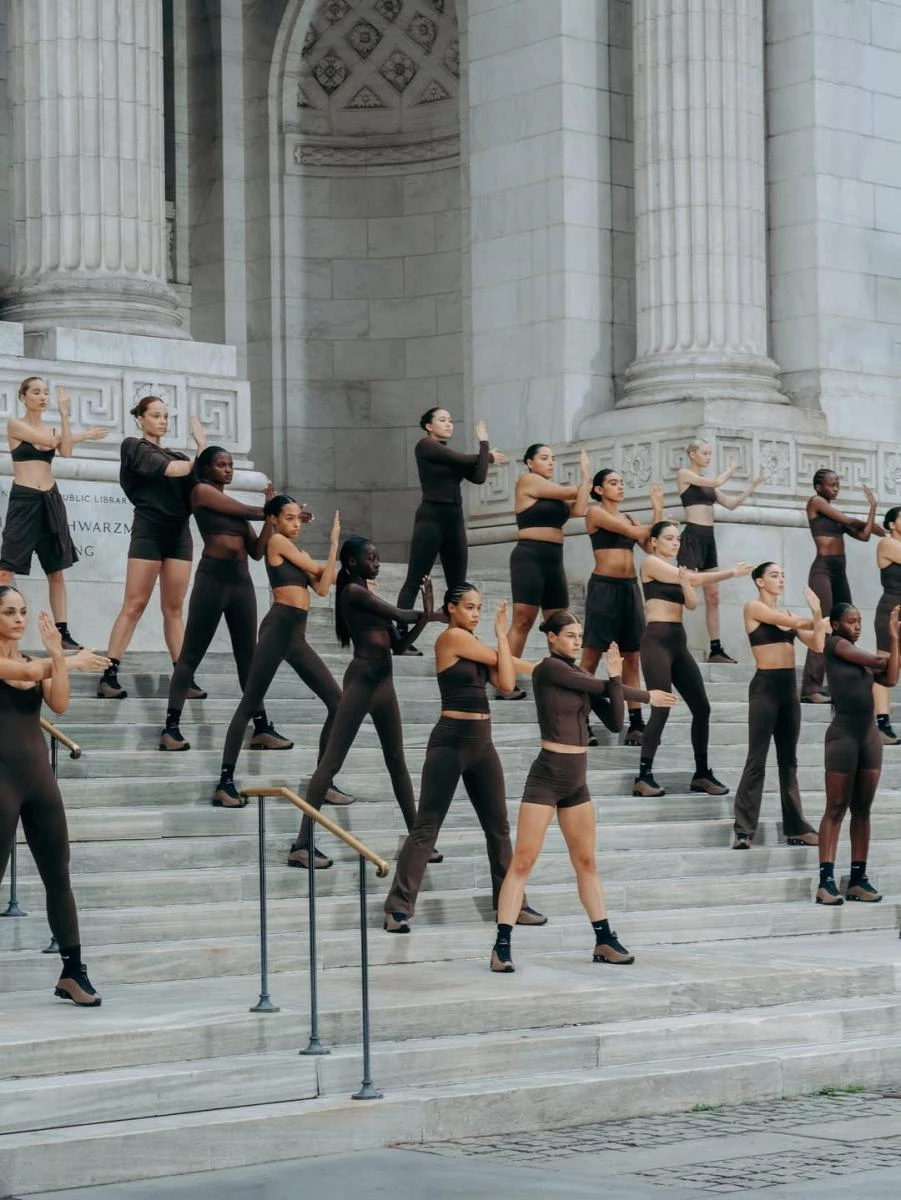 醞釀多時,全球運動品牌龍頭 Nike 與「全球第一網紅」金·卡戴珊(Kim Kardashian)所創立的塑身品牌 SKIMS 正式宣布聯名合作,推出新系列 NikeSKIMS。首波產品包括塑身衣、瑜珈褲等單品,尺碼涵蓋 XXS 至 4XL,價格落在 38 美元至 148 美元(約新台幣 1,150 元至 4,500 元)。面對激烈競爭,Nike 不讓 Lululemon 專美於前,積極搶攻瑜珈褲市場。