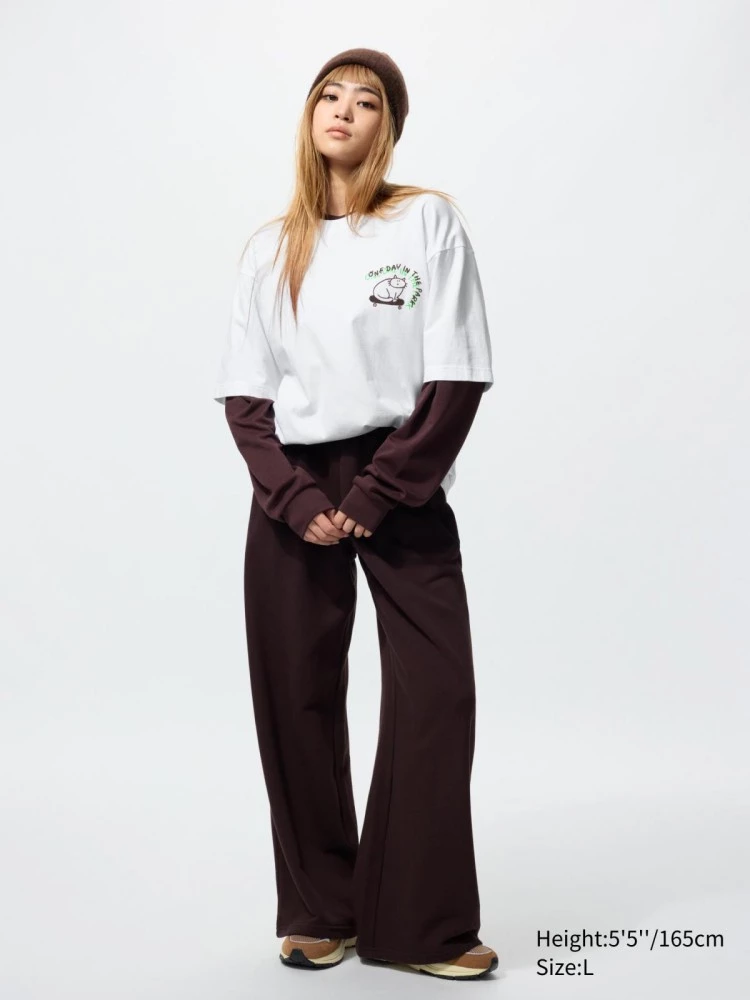 胸前的滑板貓插畫搭配「One Day In The Park」字樣，螢光綠色字樣堆疊在一起，像是偷得浮生半日閒的寫照。