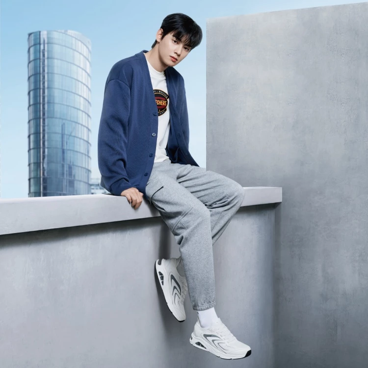 Skechers 由 Robert Greenberg 與其子 Michael Greenberg 於 1992 年在美國加州曼哈頓海灘創立。最初以休閒與滑板鞋切入市場，並以獨特的街頭風格迅速走紅。