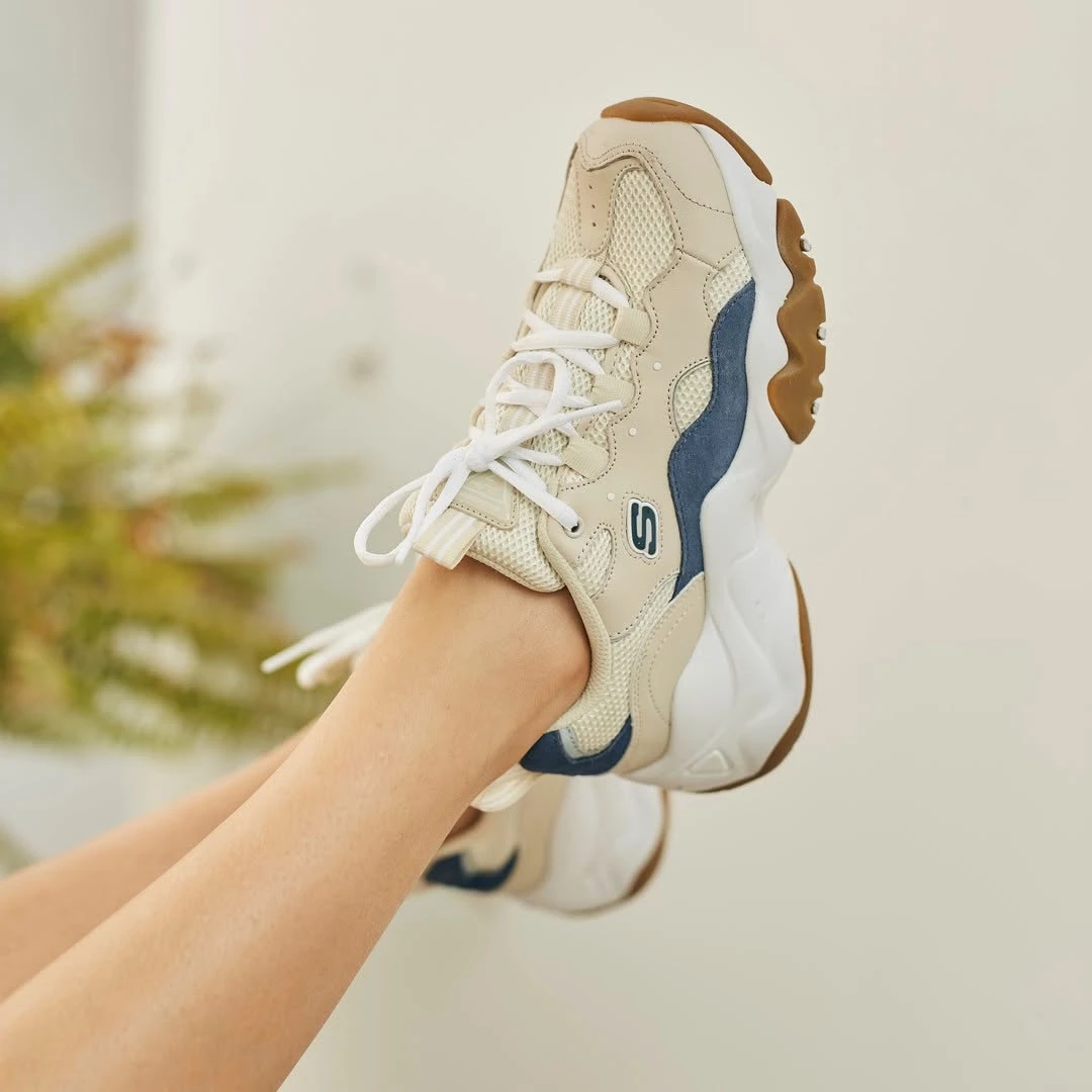 Skechers 或許不是大眾時常議論的品牌，但卻是近年成長最快的運動品牌，尤其在全球市場持續動盪的時刻，讓人好奇 Skechers 到底擁有什麼實力，能抵抗當今零售業的寒冬。