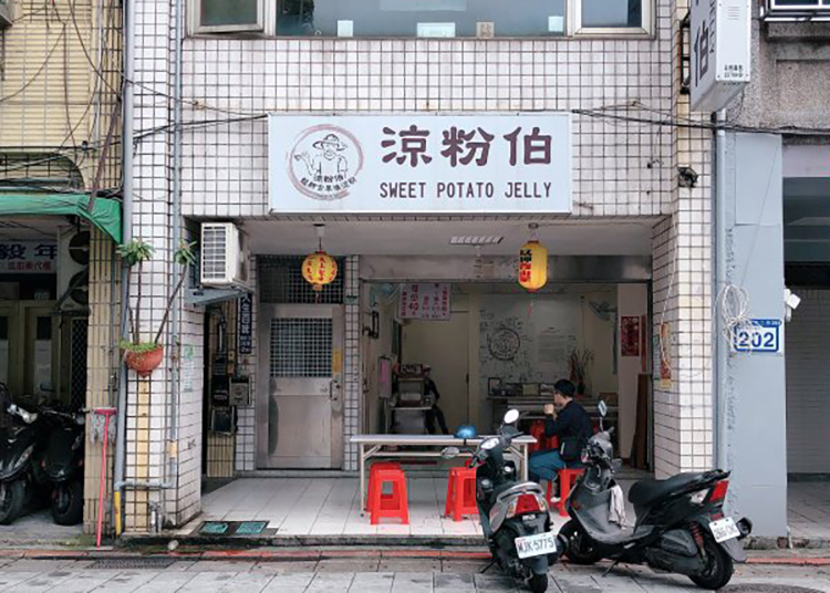 對很多台北人來說，萬華的午後有一種專屬味道，那就是青山王宮附近這一碗「涼粉伯」。