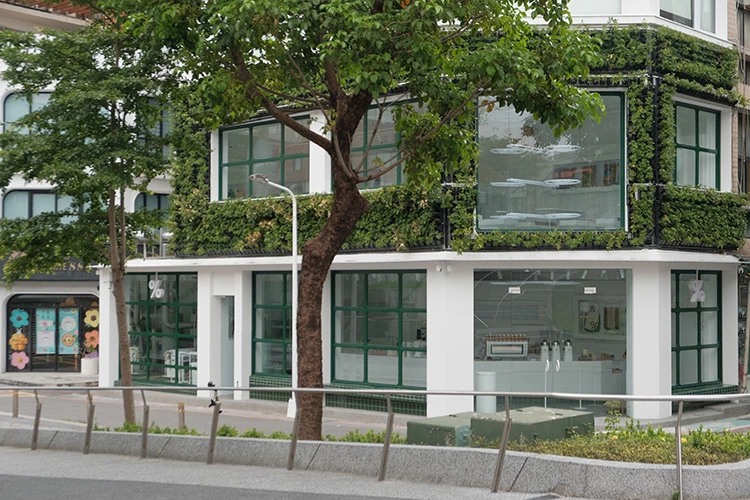 短短兩年後，第二間店落腳於雙連，獨棟全開窗設計巧妙將街景融入空間美學，成為文青新聚點。