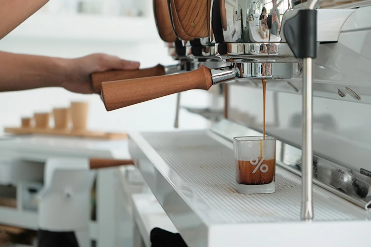 很可能類似豐邑集團與Ten Thousand Coffee合作的「快閃模式」，而非正式門市。