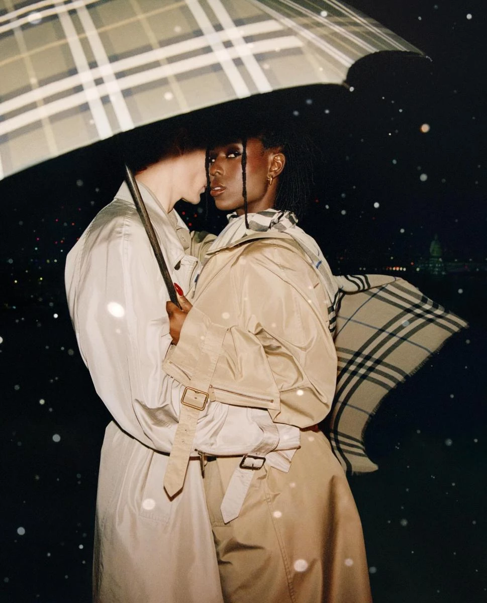 Burberry 風衣（Trench Coat），原是為英國軍官設計的防水戰地外套。Thomas Burberry 發明的 Gabardine 面料，以輕盈、防潑水的特性打破當時的服裝結構；而肩章、風擋、腰帶等細節，則源自軍裝為基礎的靈感。