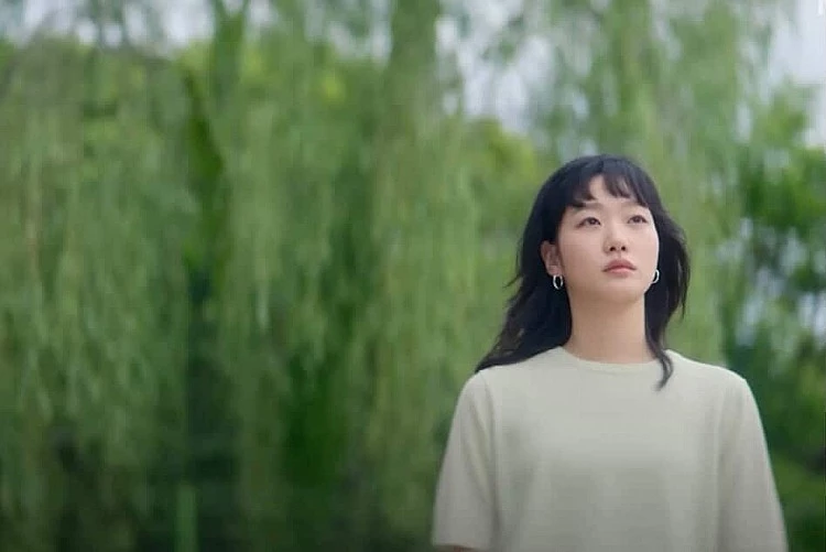《妳和其餘的一切》於 2023 年 10 月開拍，一路拍攝到 2024 年 5 月，在完成韓國段拍攝後，劇組也於 2024 年 6 月遠赴瑞士取景拍攝，並於同月殺青，因此劇中也將融入歐洲自然景致與城市美景，搭配溫暖療癒的劇情，也將為角色情感與回憶注入豐富的層次與詩意。