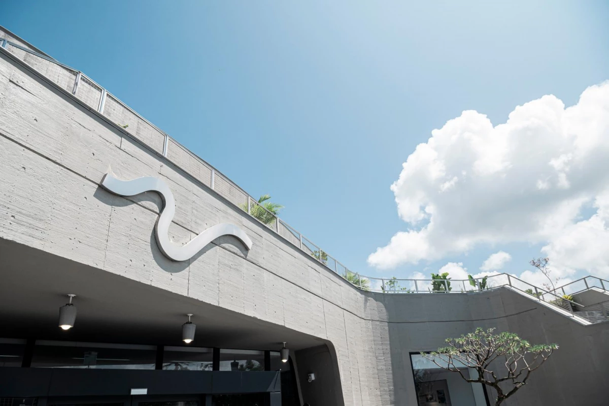 籌備多時,誠品迎來全新限定書店,進駐屏東恆春文化中心「劇場館」。這座建築找來日本建築大師團紀彥與台灣建築師王銘顯攜手打造,大量運用極簡灰色混凝土,成為建築外觀的一大特色。設計融合海洋意象、地方歷史與現代建築語彙,形塑南台灣另一處具指標性的文化場域。