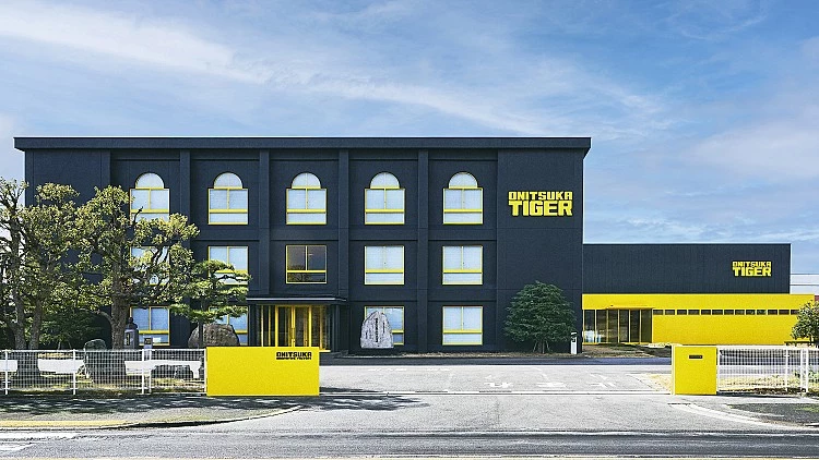 日本時尚品牌Onitsuka Tiger鬼塚虎迎來重要時刻，不僅於創辦人故鄉鳥取縣正式啟用品牌首座專屬生產基地，也同步公開由日本藝人山下智久親自監製的原創鞋款「MEXICO 66 NM L9」。