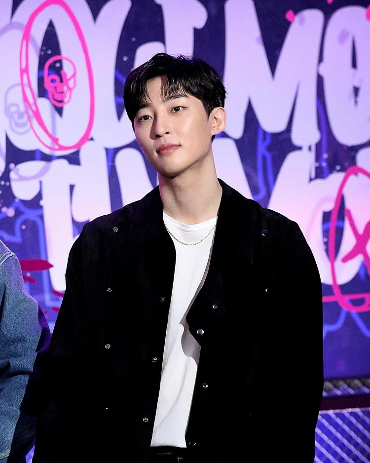 2022 年 R.Tee 宣布擔任嘻哈音樂選秀節目《Show Me the Money 11》的評審兼製作人,不只有偶像般的外型,中肯的講評加上用作品說話的態度,讓他人氣直線攀升。