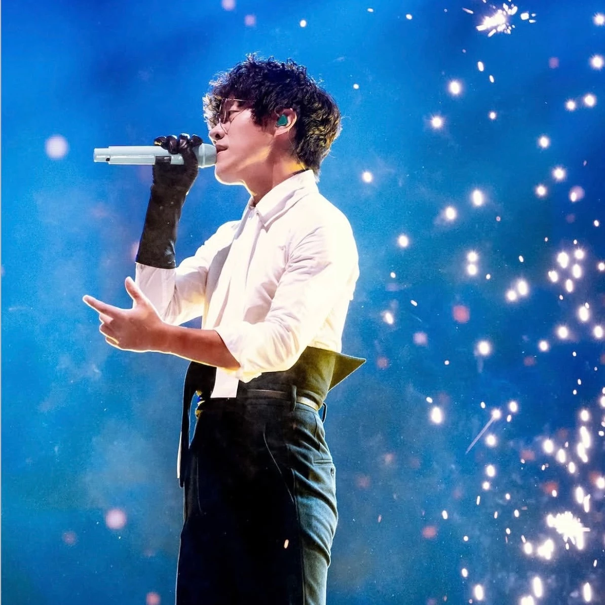  出身台南的「金曲歌王」盧廣仲,這次也宣布將回娘家加盟浪人祭!出道至今一路從〈早安,晨之美!〉、〈魚仔〉、〈刻在你心裡的名字〉、〈幾分之幾〉到近年的〈太陽與地球〉,可以說一步步從校園唱進大型場館,而他的「盧式幽默」也總能成為每次演出後在社群瘋傳的迷因,這次加入浪人祭,將陪伴大家感受海風、夕陽、草地與城市文化,勢必將為大家帶來兼具感動與歡樂的精彩時刻。