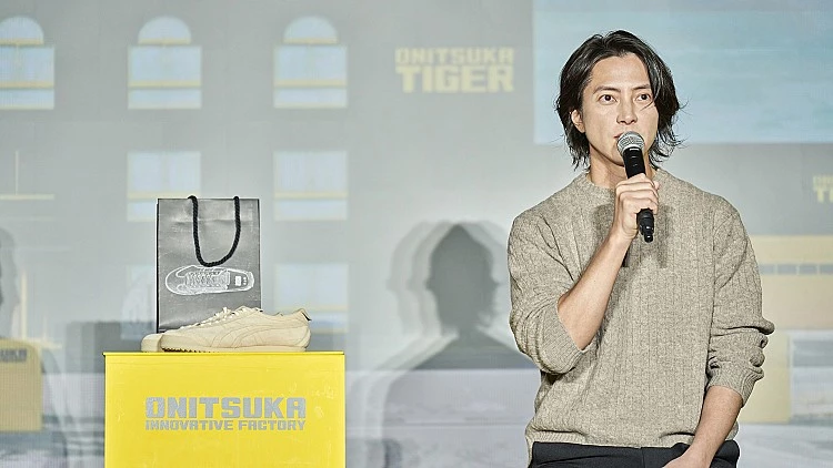 本次公開的鞋款「MEXICO 66 NM L9」，由山下智久親自參與設計監製，是他對Onitsuka Tiger品牌精神的具體詮釋。鞋款以「Japanese Craftsmanship 日本工藝」為核心概念，將簡約外型、舒適機能與長時間陪伴日常的實穿性融為一體。