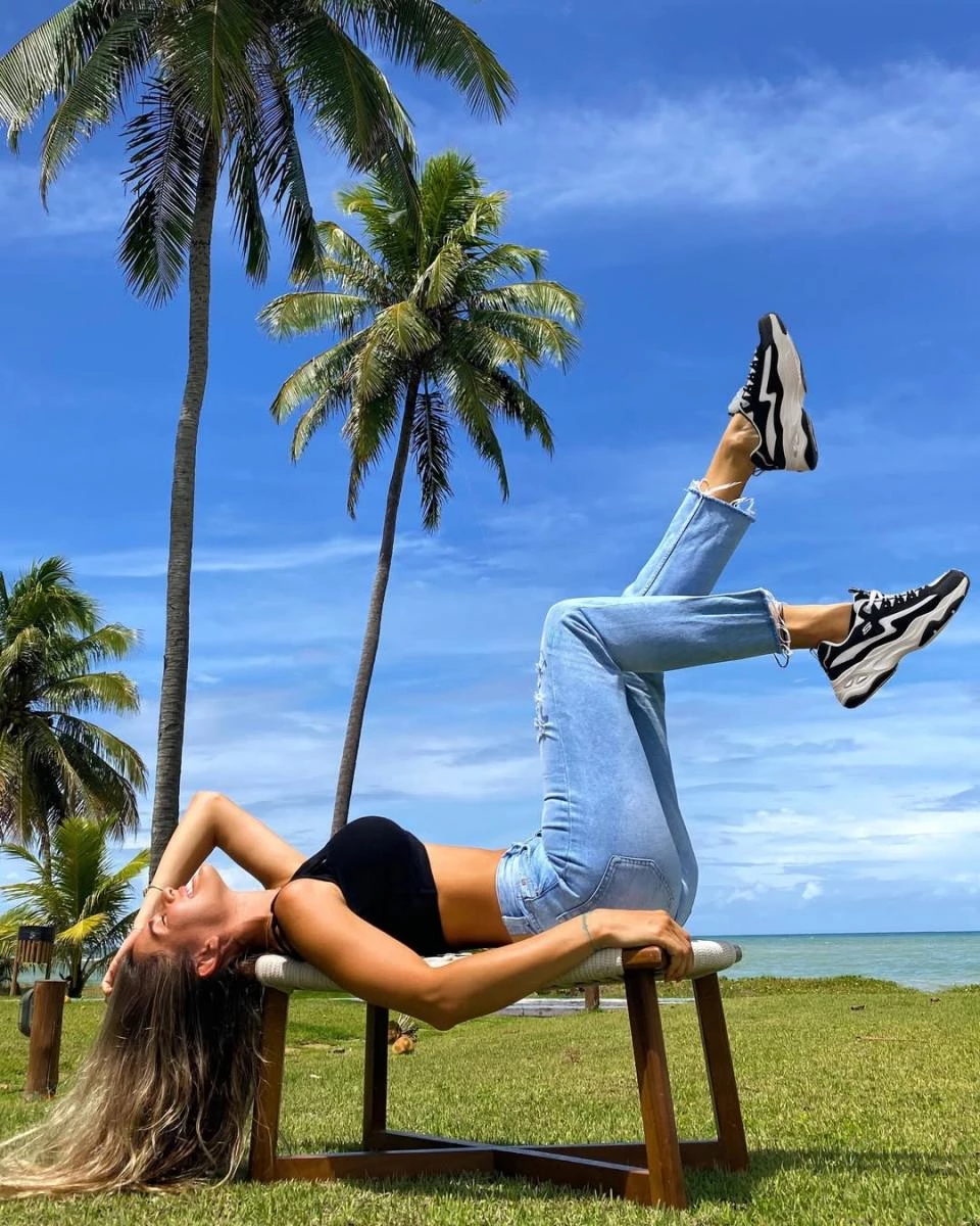 相比其他運動品牌高頻率的更換代言人、品牌大使等作法，Skechers 在挑選合作對象相對保守。過去品牌與曾與多位國際名人合作。