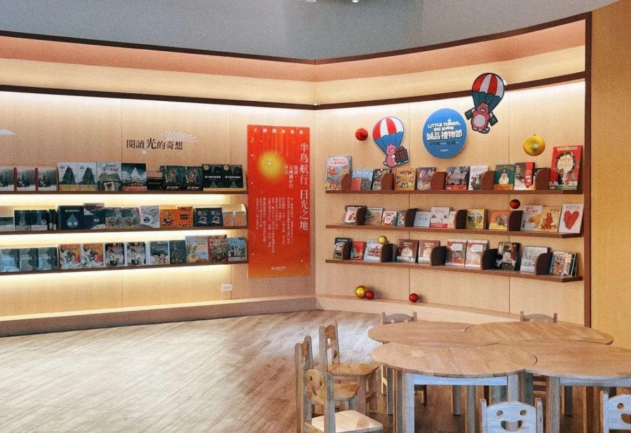 作為台灣最南端的連鎖書店,誠品也嘗試透過選書主題與陳設策劃,與其他分店做出區隔。入口處設置一座象徵豐沛閱讀能量的大型樹冠裝置,並透過首檔「半島航行・日光之地」主題書展,呼應在地山海文化。除了誠品書店,一旁的「民謠館」亦設有圖書館,串連出豐富的閱讀與藏書空間。