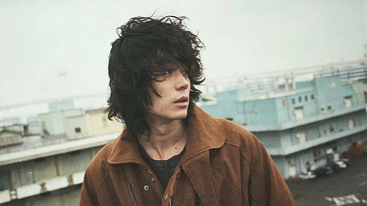 菅田將暉則是在2008 年參加選秀截住進入演藝圈，隔年 2009 年《從未見過的景色》出道，之後一路靠著《阿基米德大戰》、《花束般的戀愛》、《電影之神》、《魔仿犯》、《玻璃之心》…等作品獲得觀眾與評價雙重認可，其中《花束般的戀愛》上映後更連續多週蟬聯票房冠軍，也進一步鞏固了菅田將暉在日本影壇的地位。