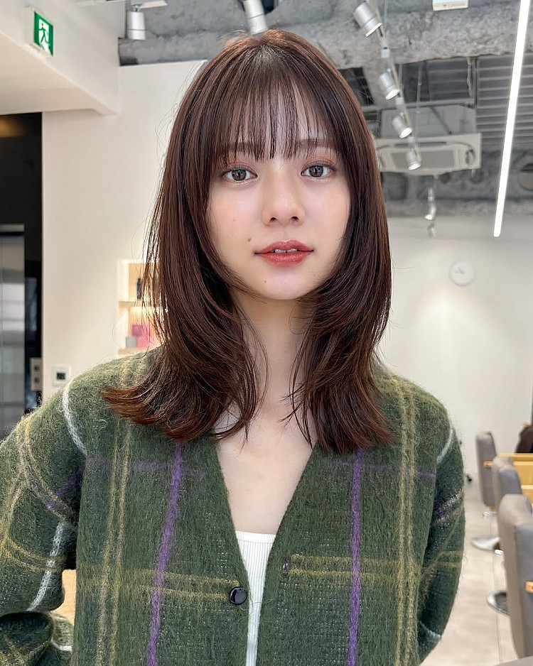 深棕色髮型推薦11：層次C字捲