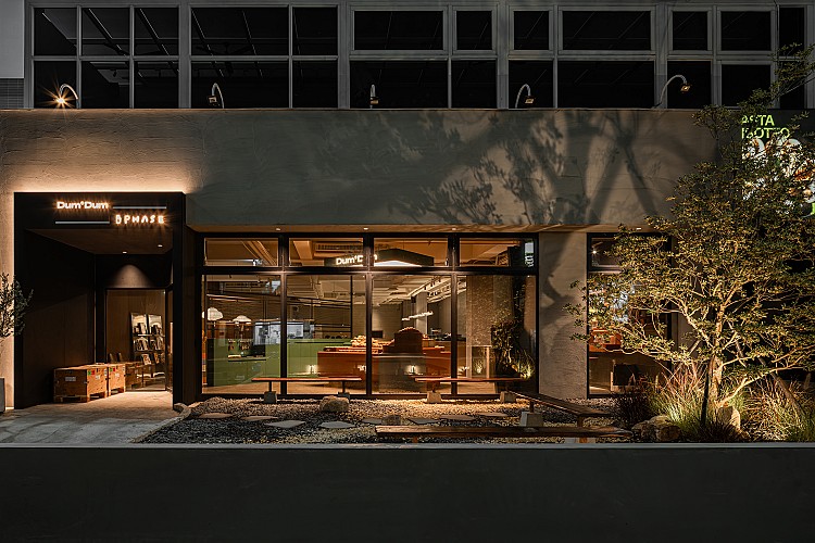 走進DUM DUM與Phase Coffee共構的水湳門市，很難用「麵包店」或「咖啡廳」為它下定義。